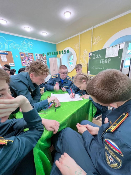 Юный пожарный Тихоокеанской школы безопасности..