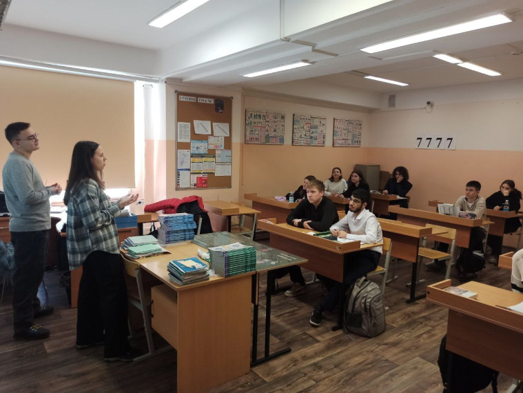 Выпускники в гостях у школы.